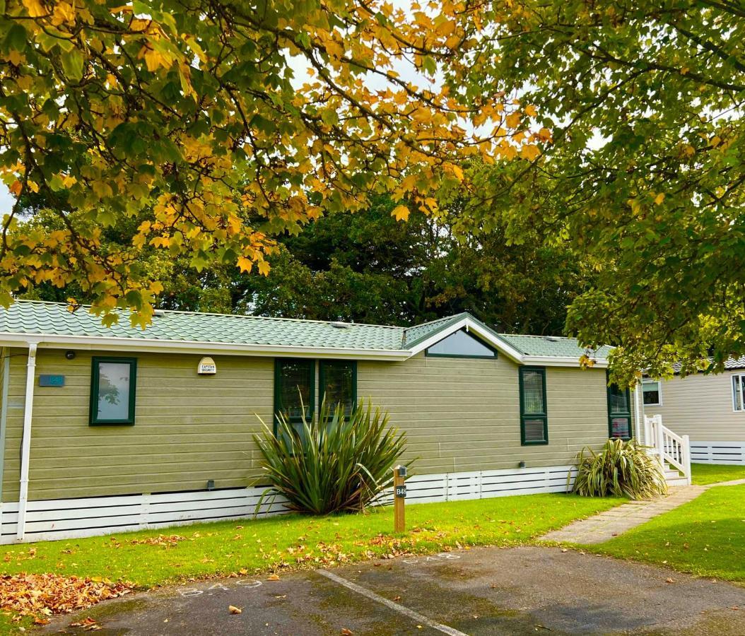 Jungle Lodge Lymington Exterior foto